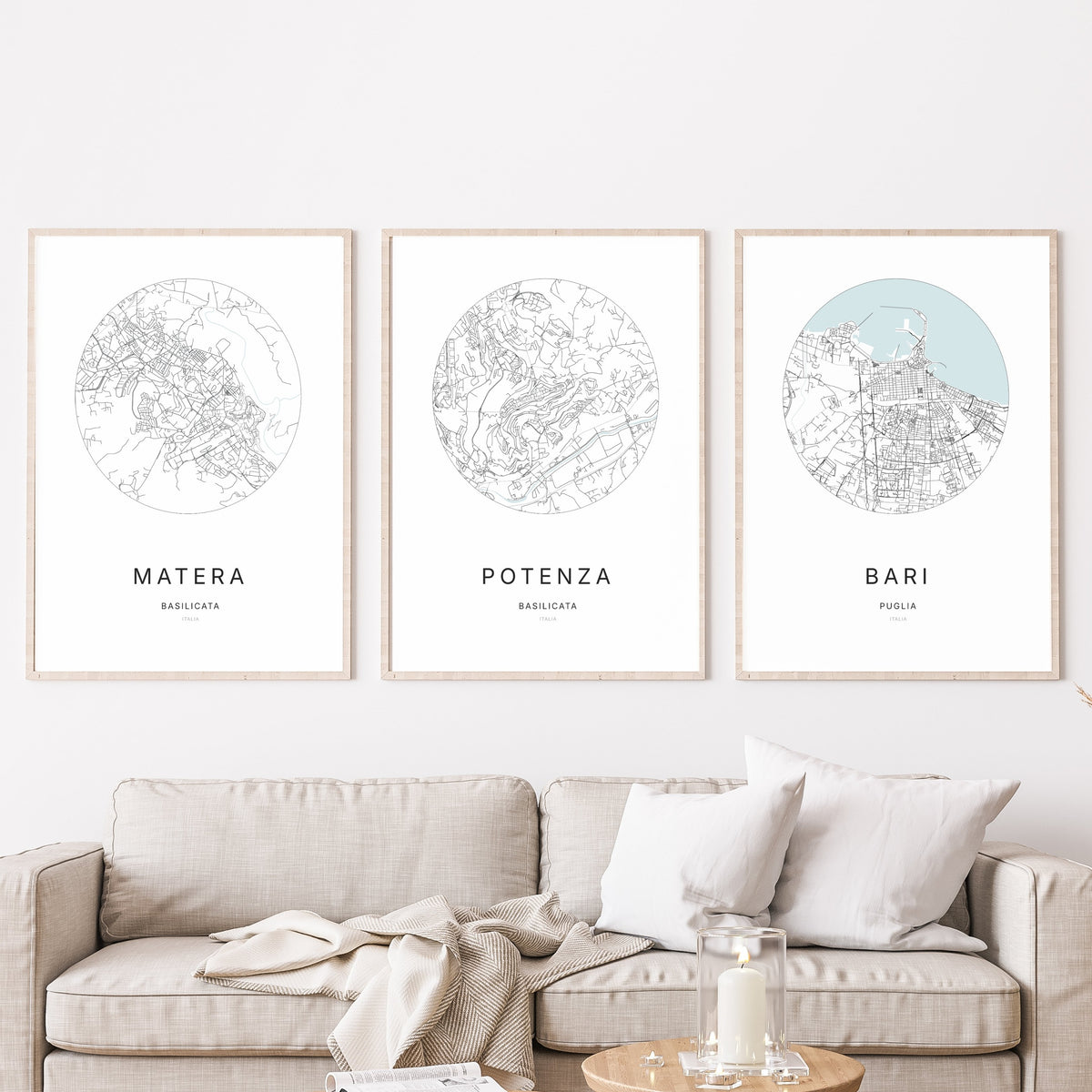 Trio d’affiches de Potenza, Matera et Bari dans un salon.