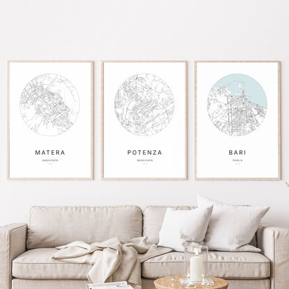 Trio d’affiches de Potenza, Matera et Bari dans un salon.