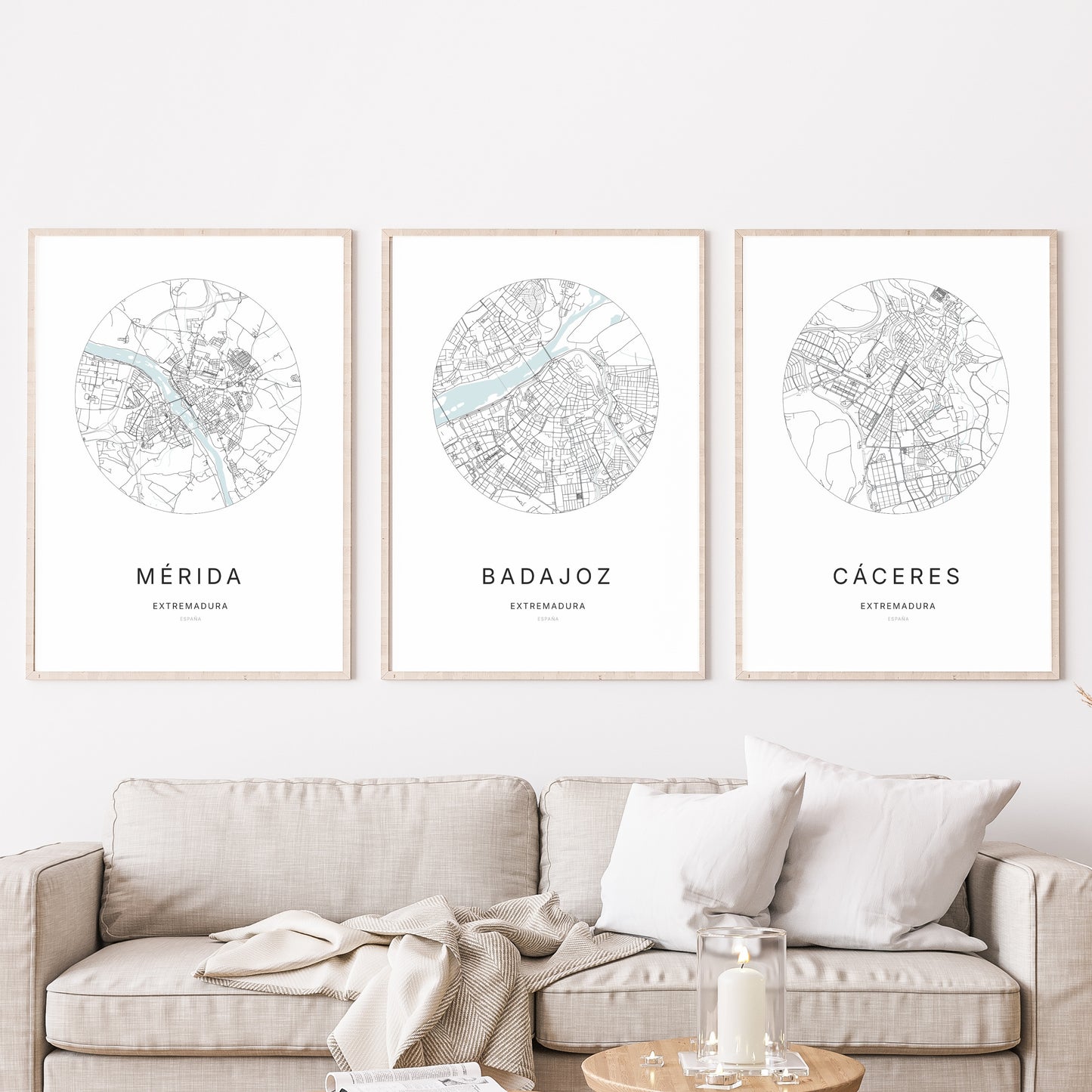 Trio d'affiches de Badajoz, Mérida et Cáceres dans un salon.