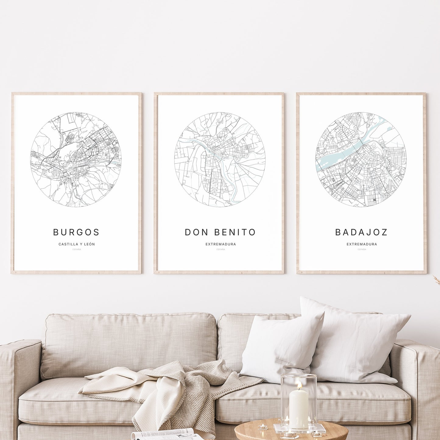 Trio d'affiches de Don Benito, Mérida et Badajoz dans un salon.