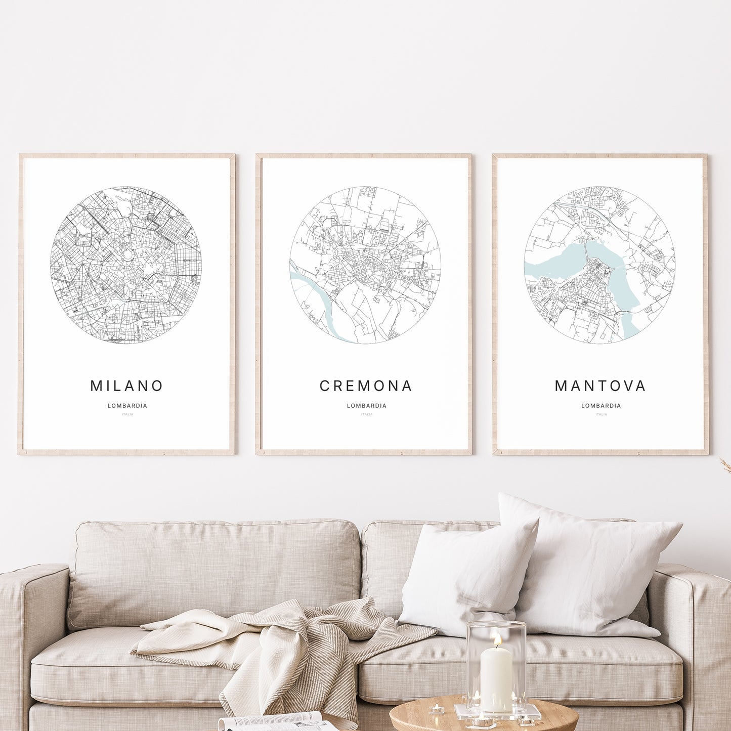 Trio d'affiches de Cremona, Milano et Mantova dans un salon.