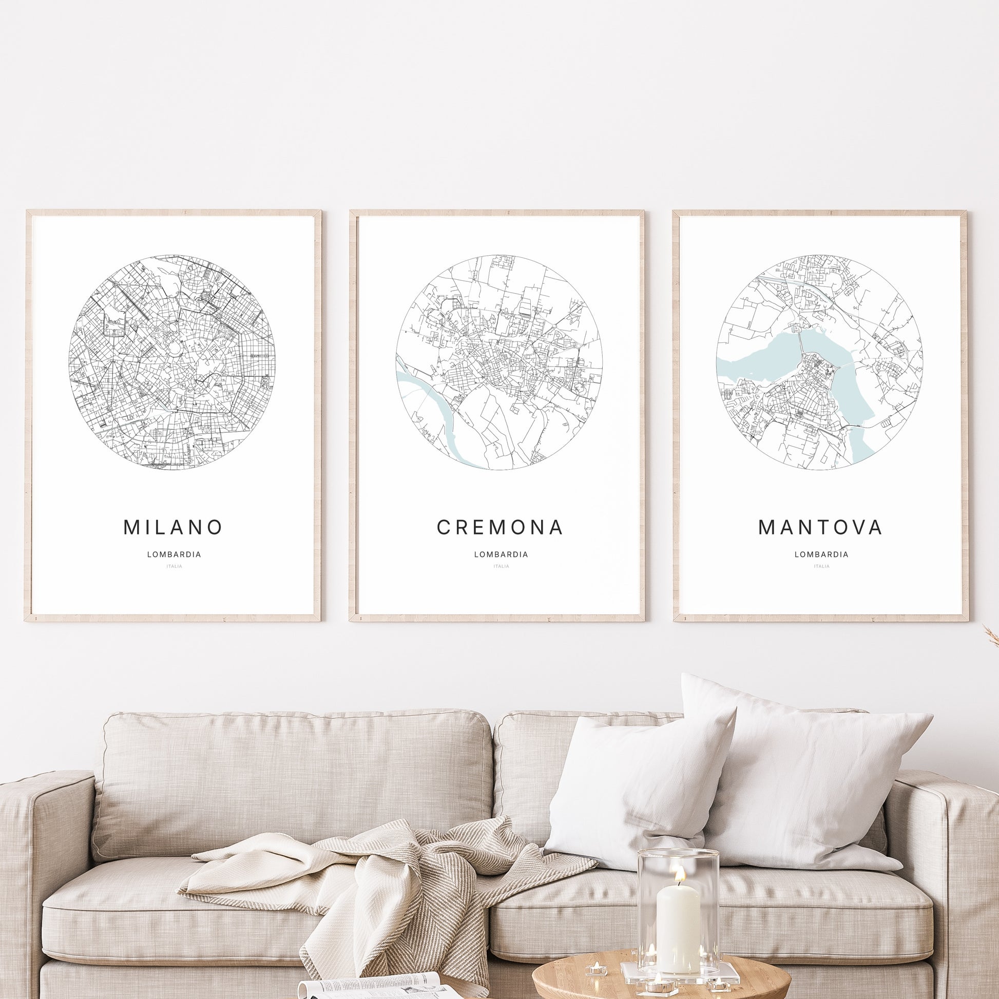 Trio d'affiches de Cremona, Milano et Mantova dans un salon.
