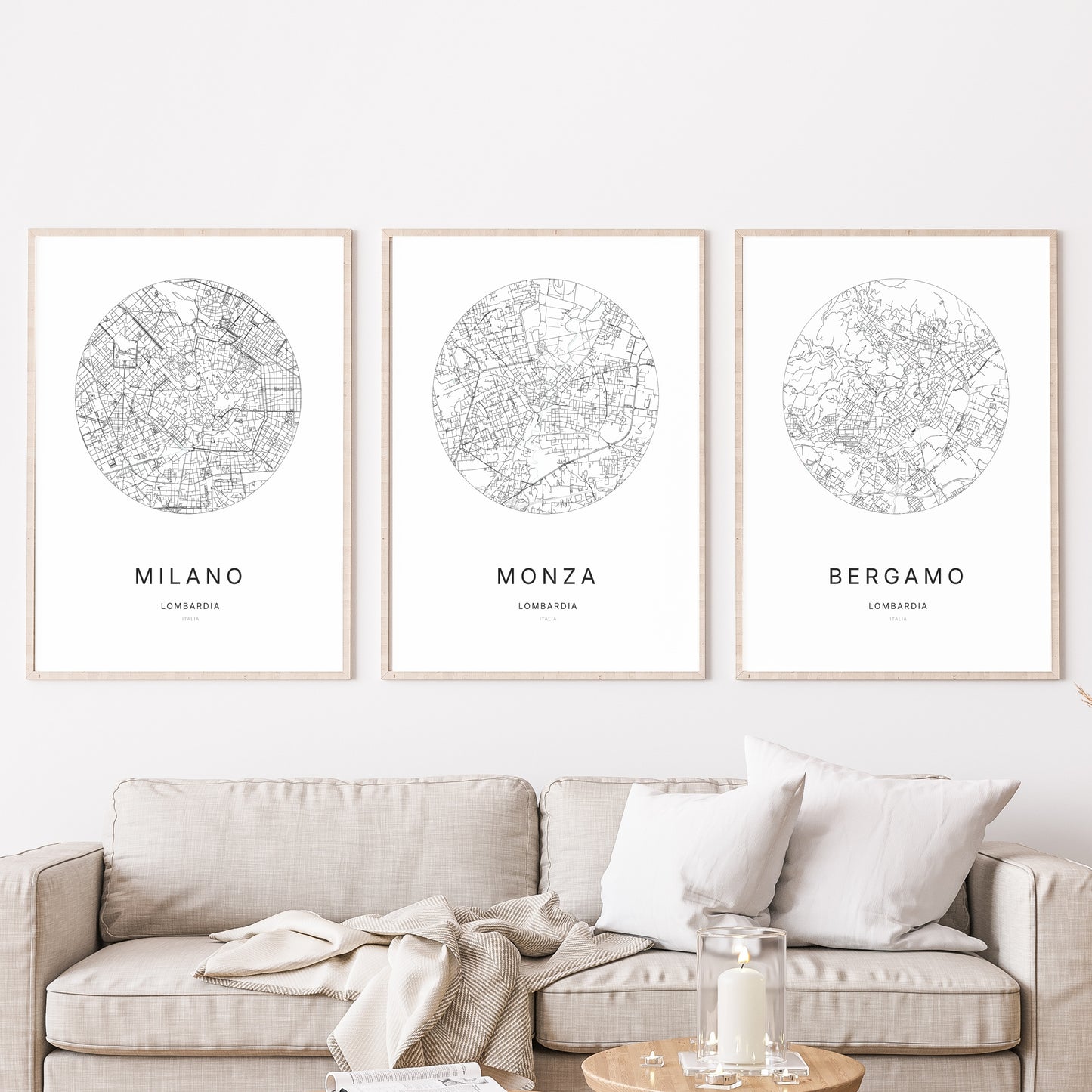 Trio d'affiches de Monza, Milano et Bergamo dans un salon.
