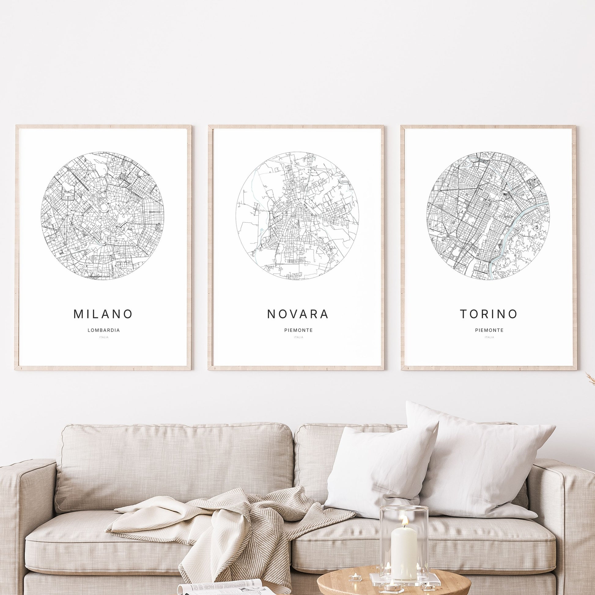 Trio d'affiches de Novara, Milano et Torino dans un salon.