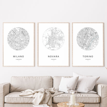 Trio d'affiches de Novara, Milano et Torino dans un salon.