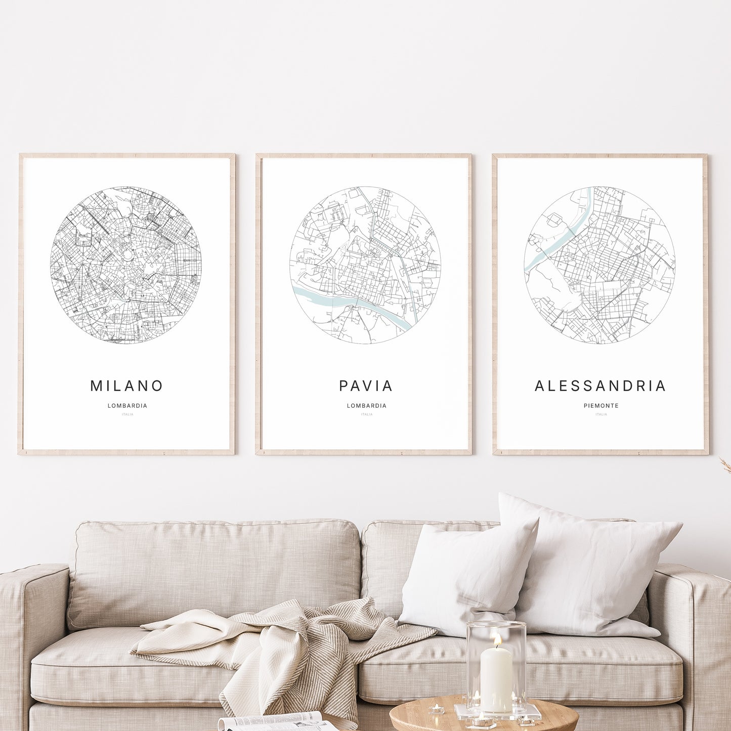 Trio d'affiches de Pavia, Milano et Alessandria dans un salon.