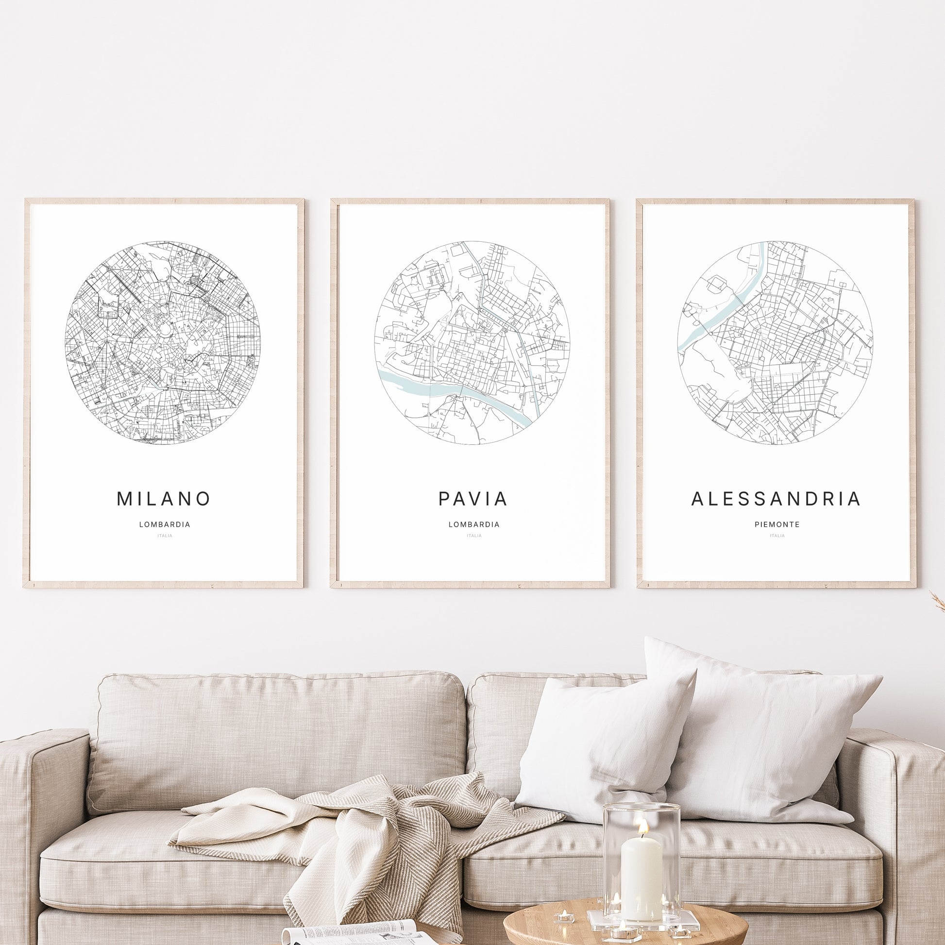 Trio d'affiches de Pavia, Milano et Alessandria dans un salon.