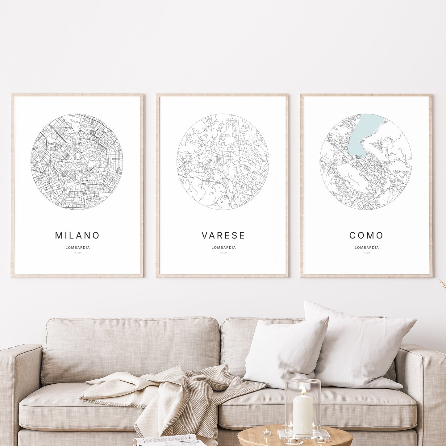 Trio d'affiches de Varese, Milano et Como dans un salon.