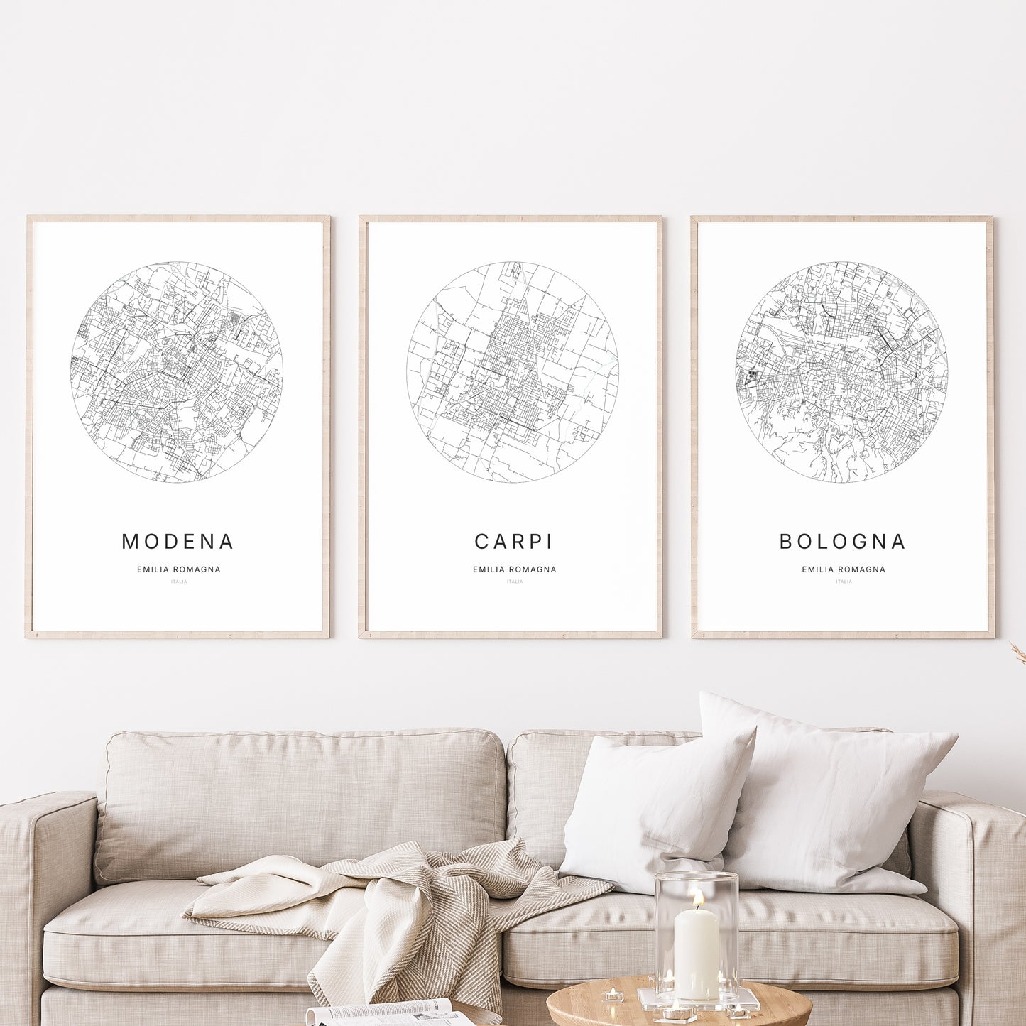 Trio d'affiches de Carpi, Modena et Bologna dans un salon.