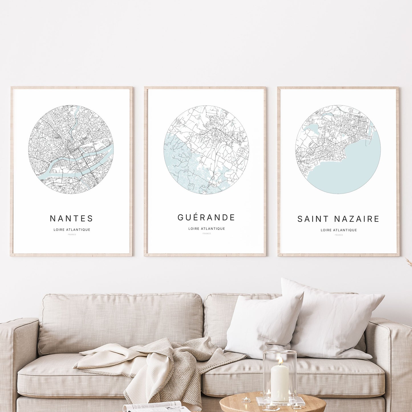 Trio d’affiches de Guérande, Nantes et Saint-Nazaire dans un salon.