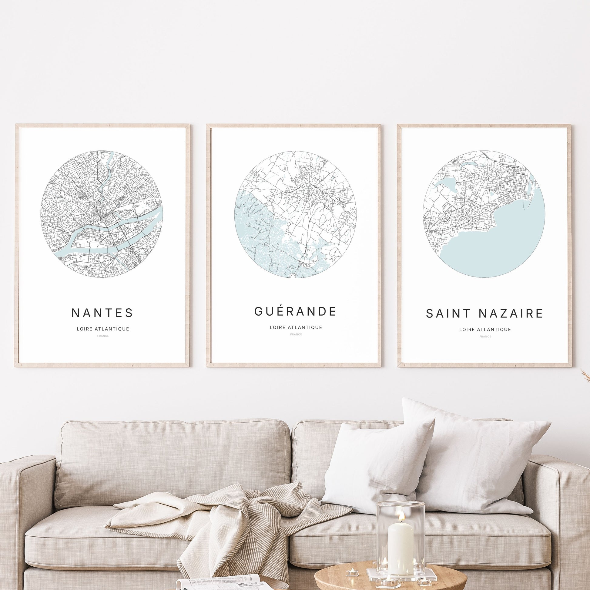 Trio d’affiches de Guérande, Nantes et Saint-Nazaire dans un salon.