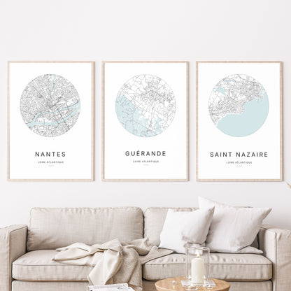 Trio d’affiches de Guérande, Nantes et Saint-Nazaire dans un salon.