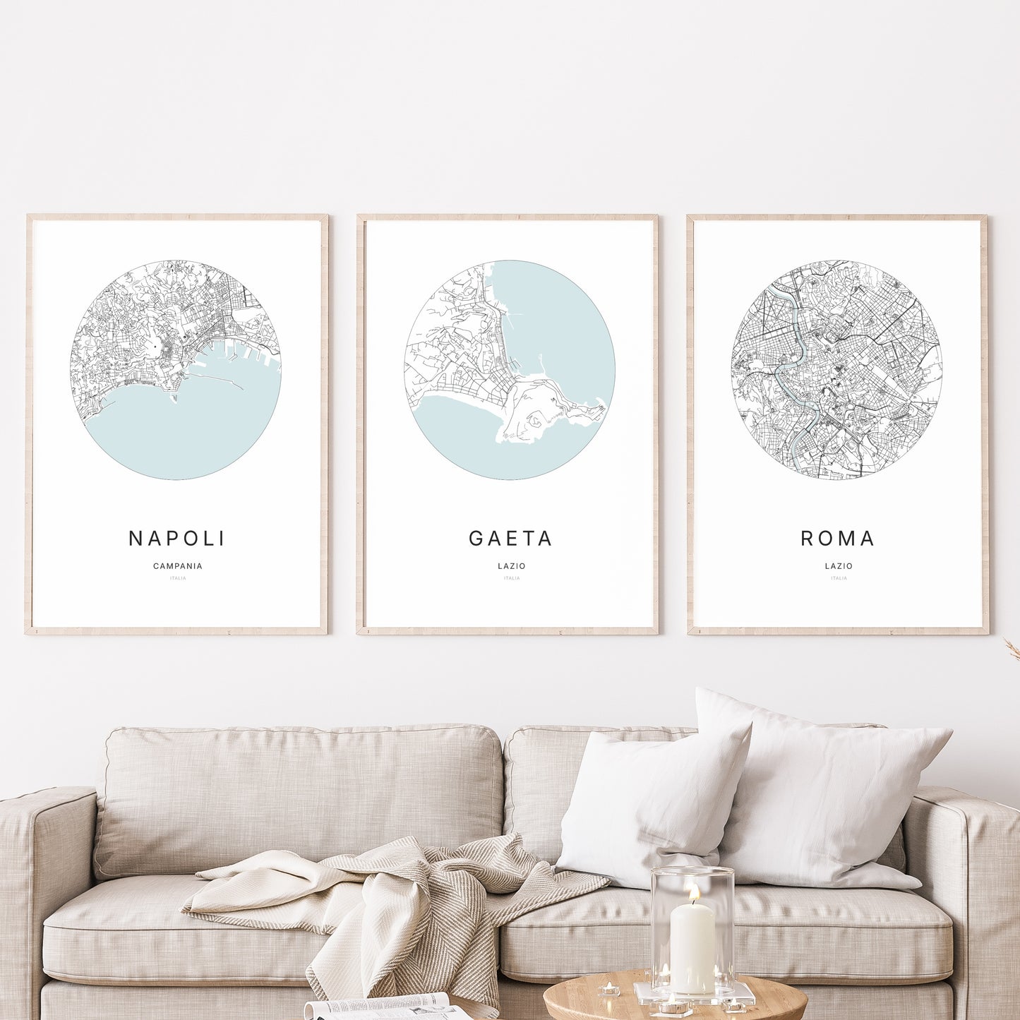 Trio d'affiches de Gaeta, Napoli et Roma dans un salon.