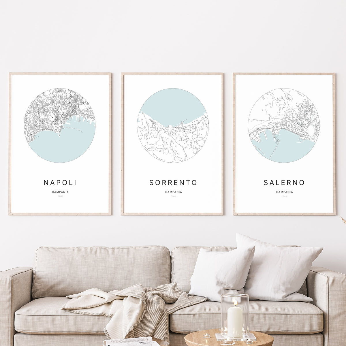 Trio d'affiches de Sorrento, Napoli et Salerno dans un salon.