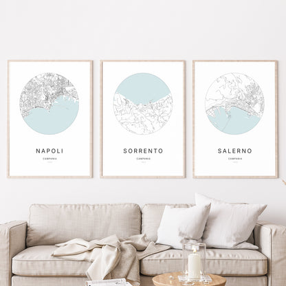 Trio d'affiches de Sorrento, Napoli et Salerno dans un salon.