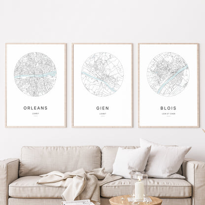 Trio d’affiches de Gien, Orléans et Blois dans un salon.