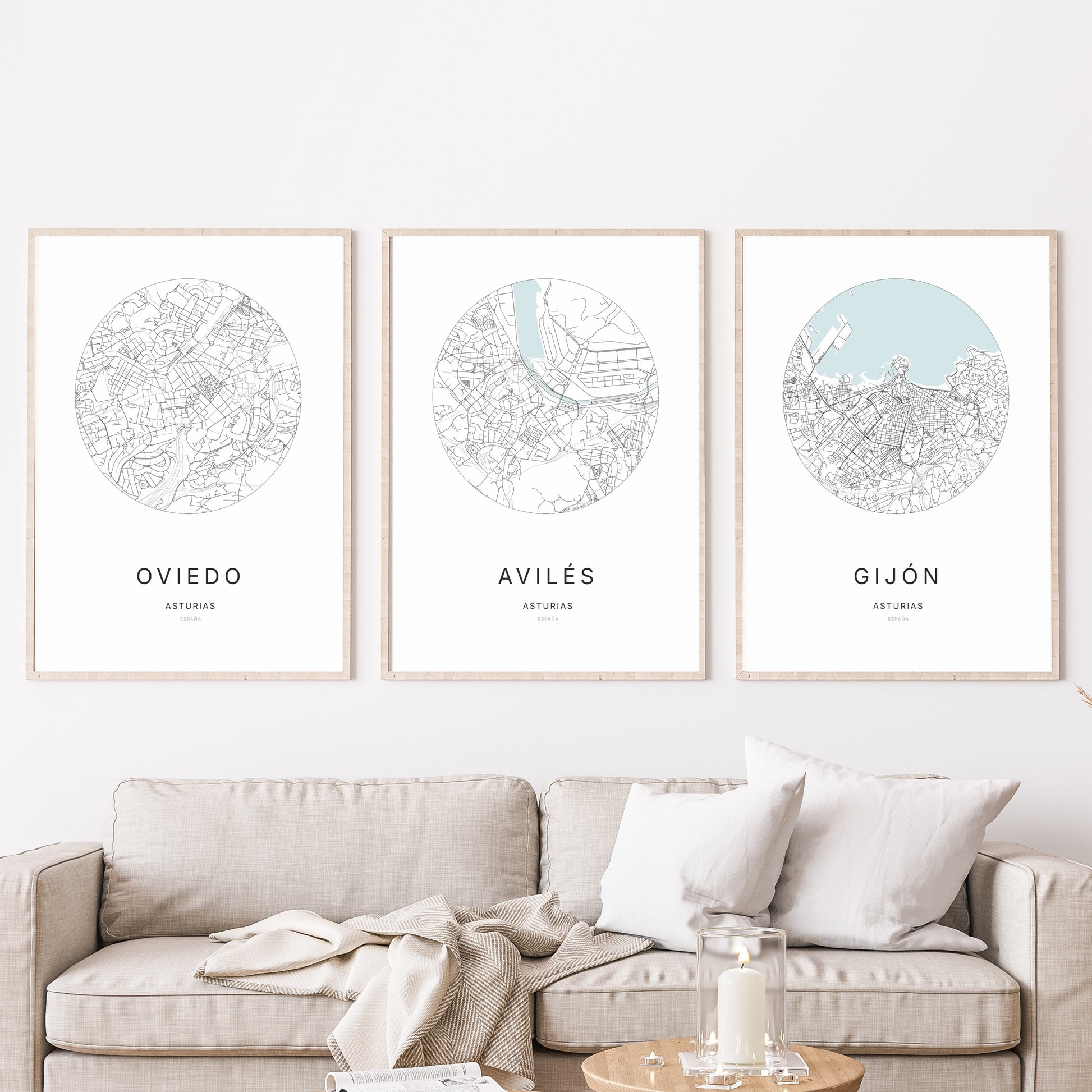 Trio d'affiches de Avilés, Oviedo et Gijón dans un salon.