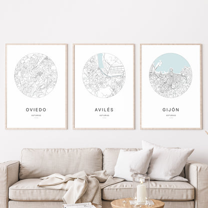 Trio d'affiches de Avilés, Oviedo et Gijón dans un salon.