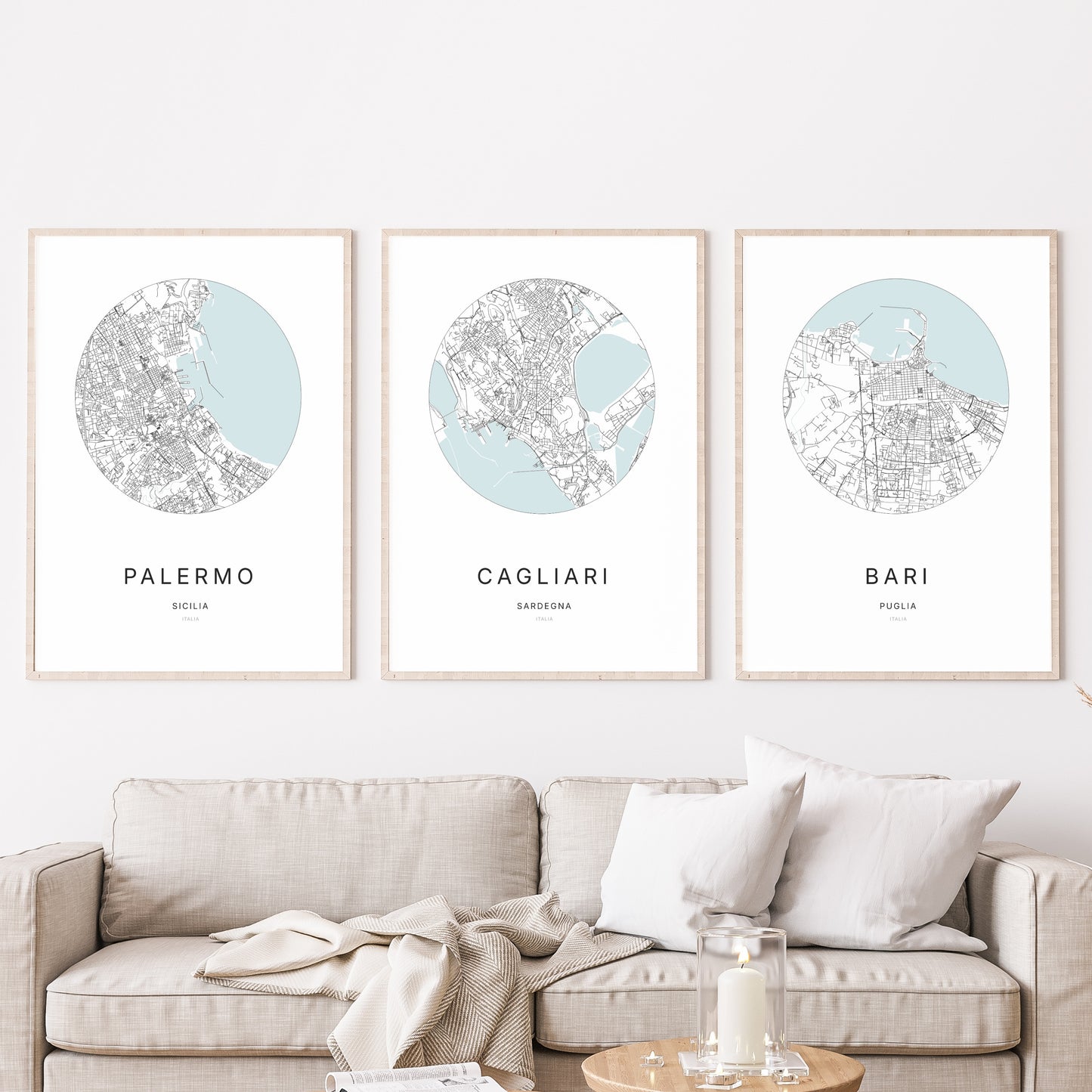 Trio di poster di Cagliari, Palermo e Bari in un soggiorno.