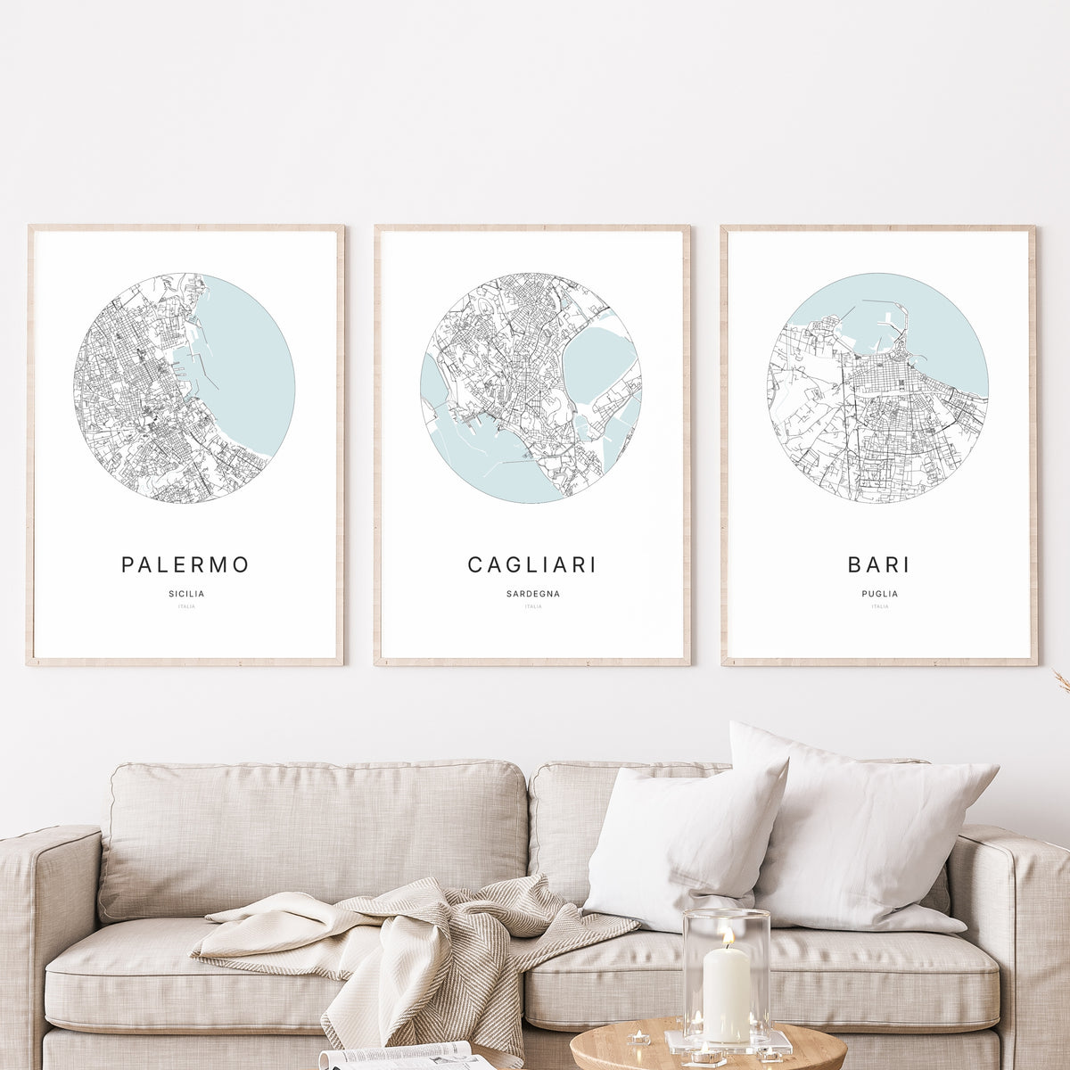 Trio di poster di Cagliari, Palermo e Bari in un soggiorno.