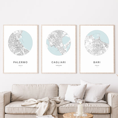Trio di poster di Cagliari, Palermo e Bari in un soggiorno.