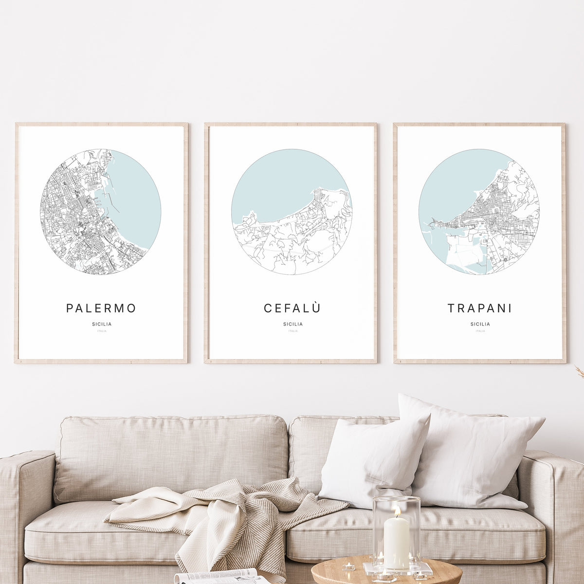 Trio d'affiches de Cefalù, Palermo et Trapani dans un salon.