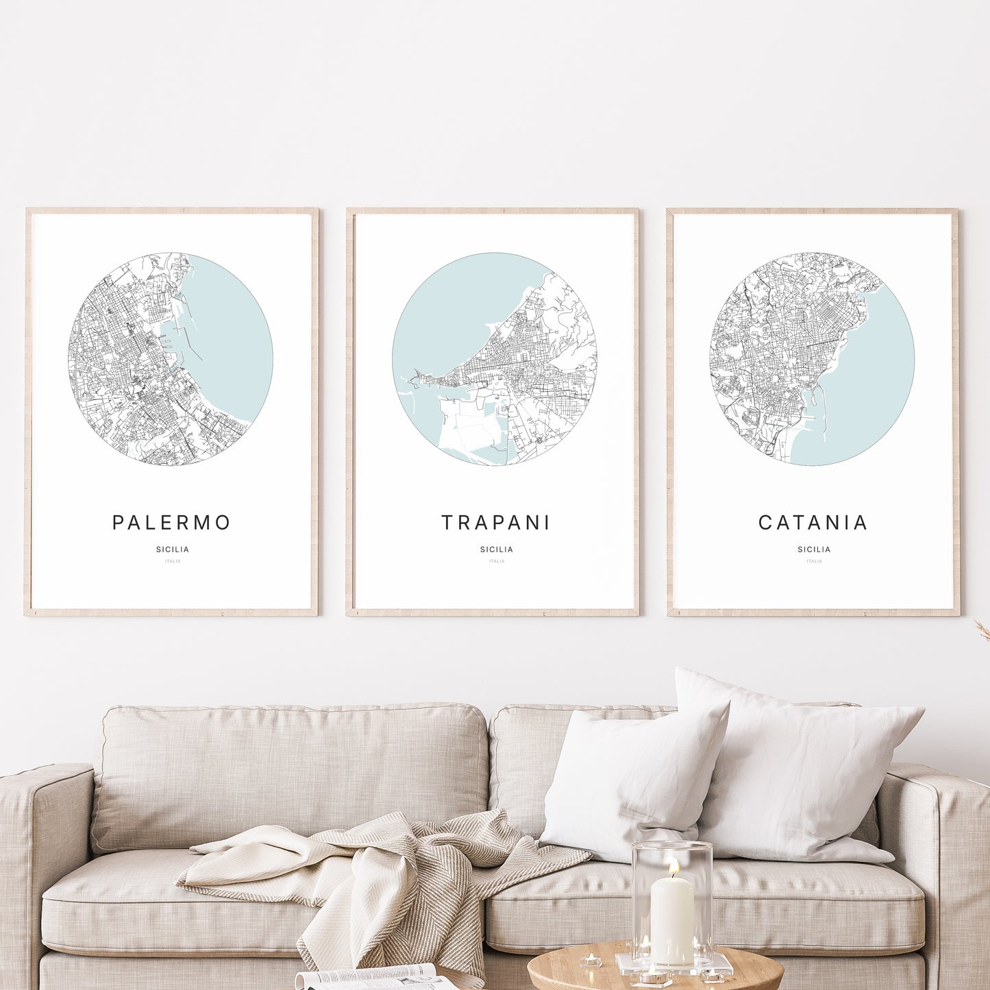 Trio d'affiches de Trapani, Palermo et Catania dans un salon.