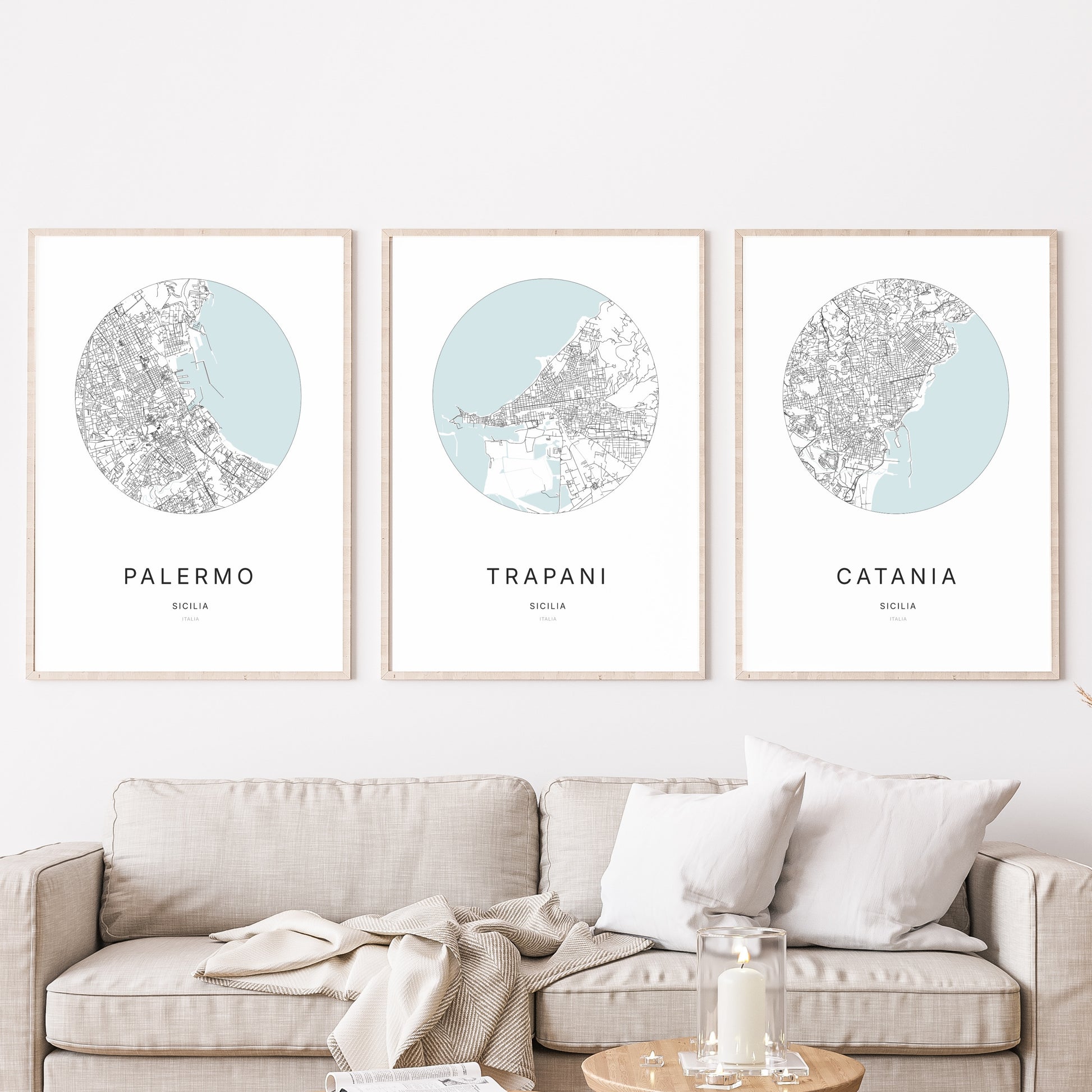 Trio d'affiches de Trapani, Palermo et Catania dans un salon.