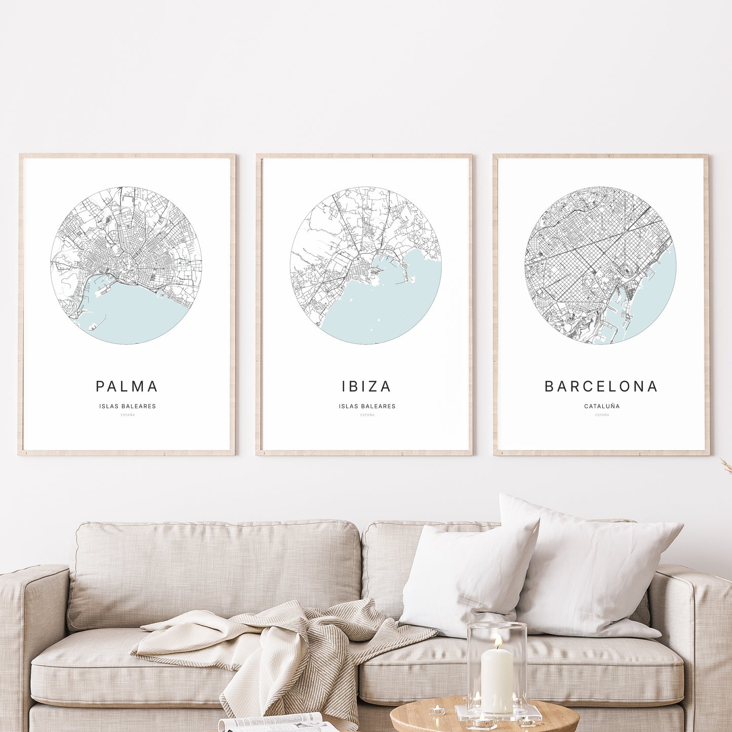 Trio d'affiches d'Ibiza, Palma et Barcelona dans un salon.