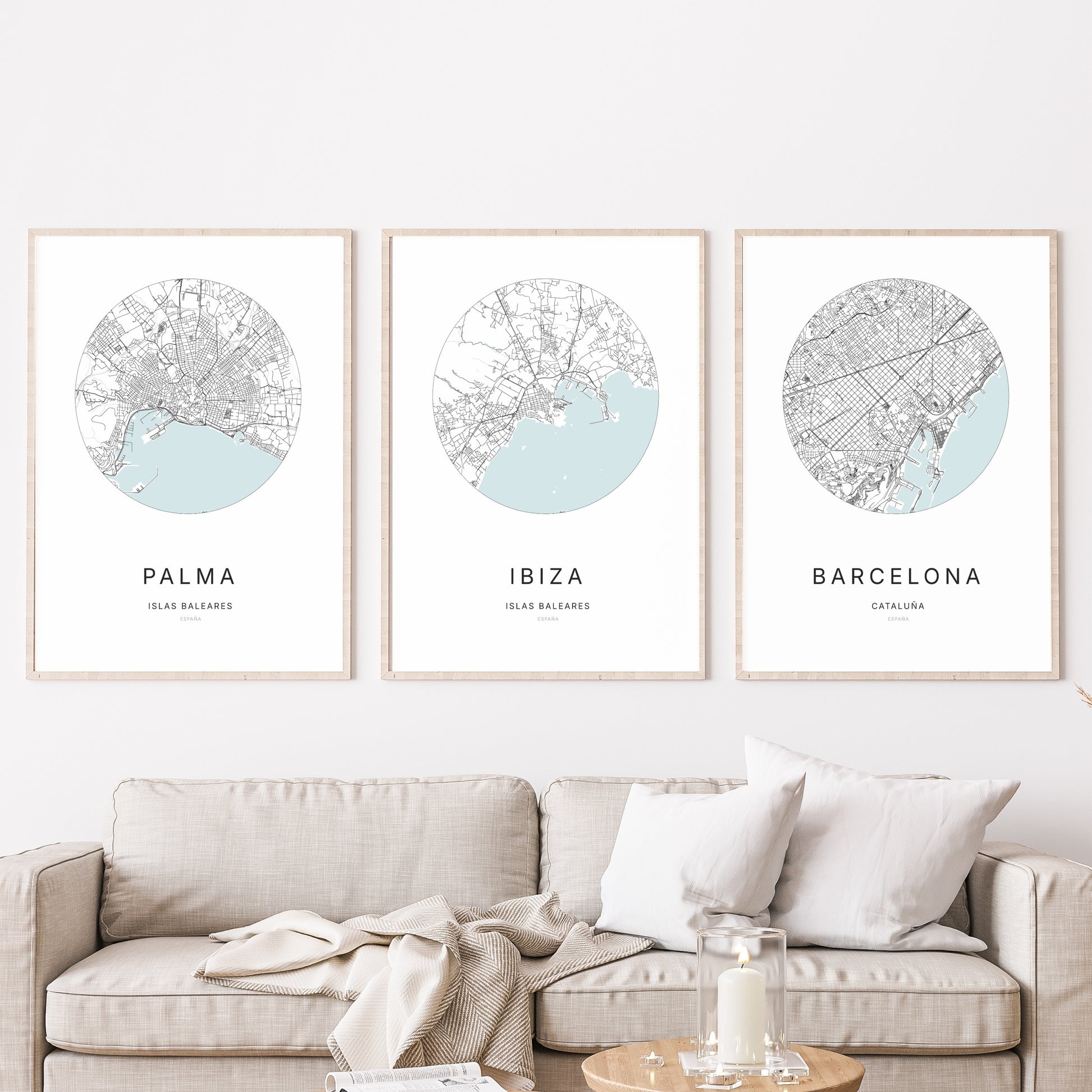 Trio d'affiches d'Ibiza, Palma et Barcelona dans un salon.