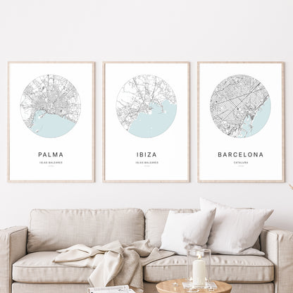 Trio d'affiches d'Ibiza, Palma et Barcelona dans un salon.