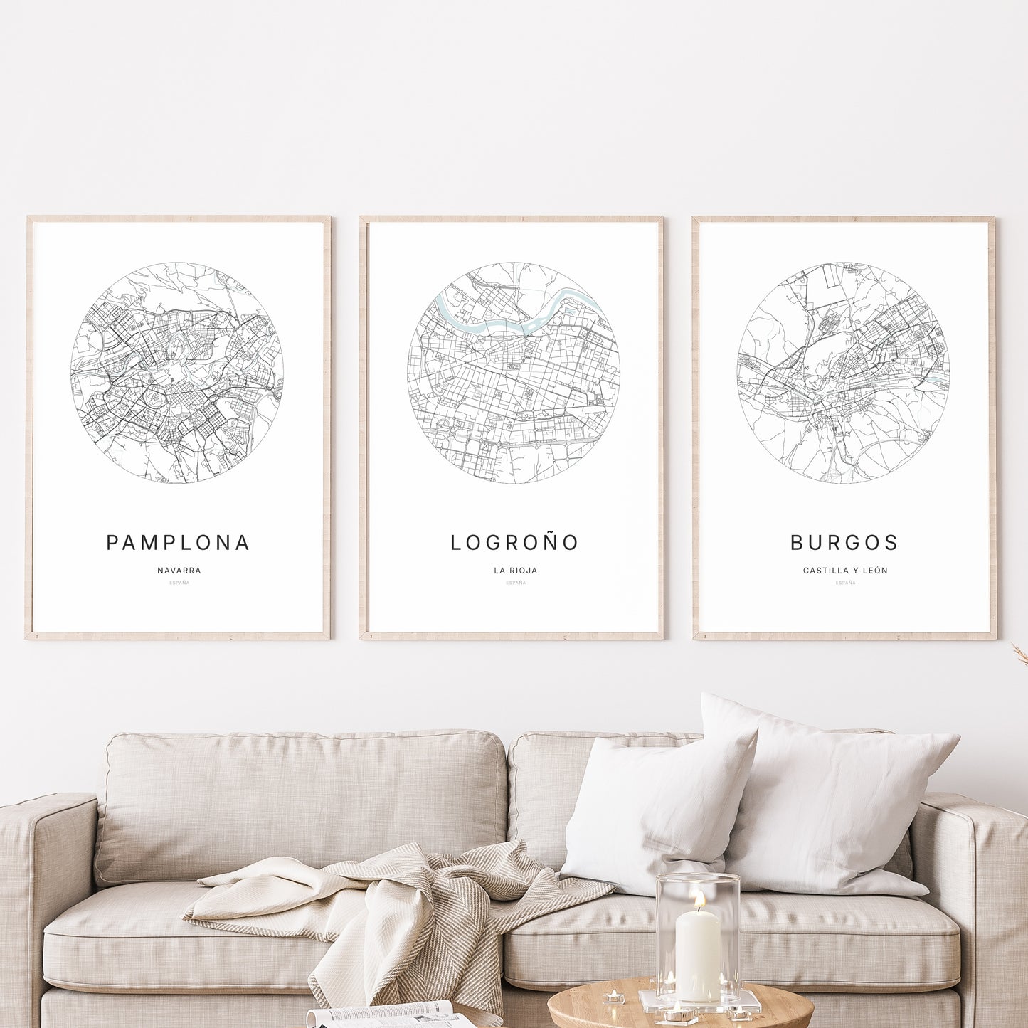 Trio d'affiches de Logroño, Pamplona et Burgos dans un salon.