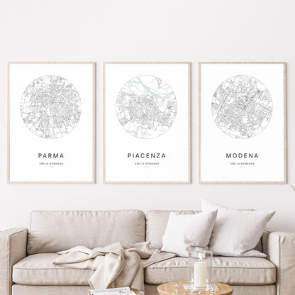 Trio d'affiches de Piacenza, Parma et Modena dans un salon.