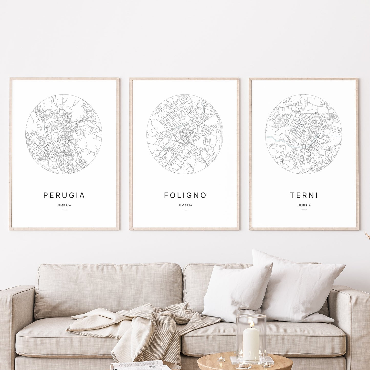 Trio d'affiches de Foligno, Perugia et Terni dans un salon.