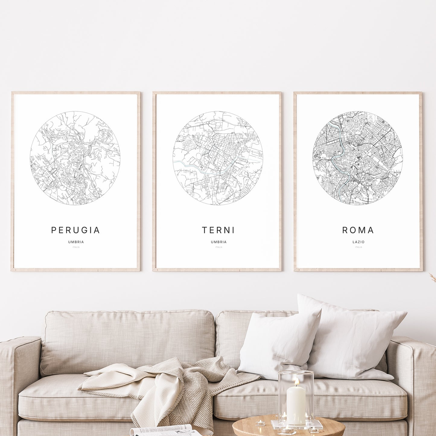 Trio d'affiches de Terni, Perugia et Roma dans un salon.