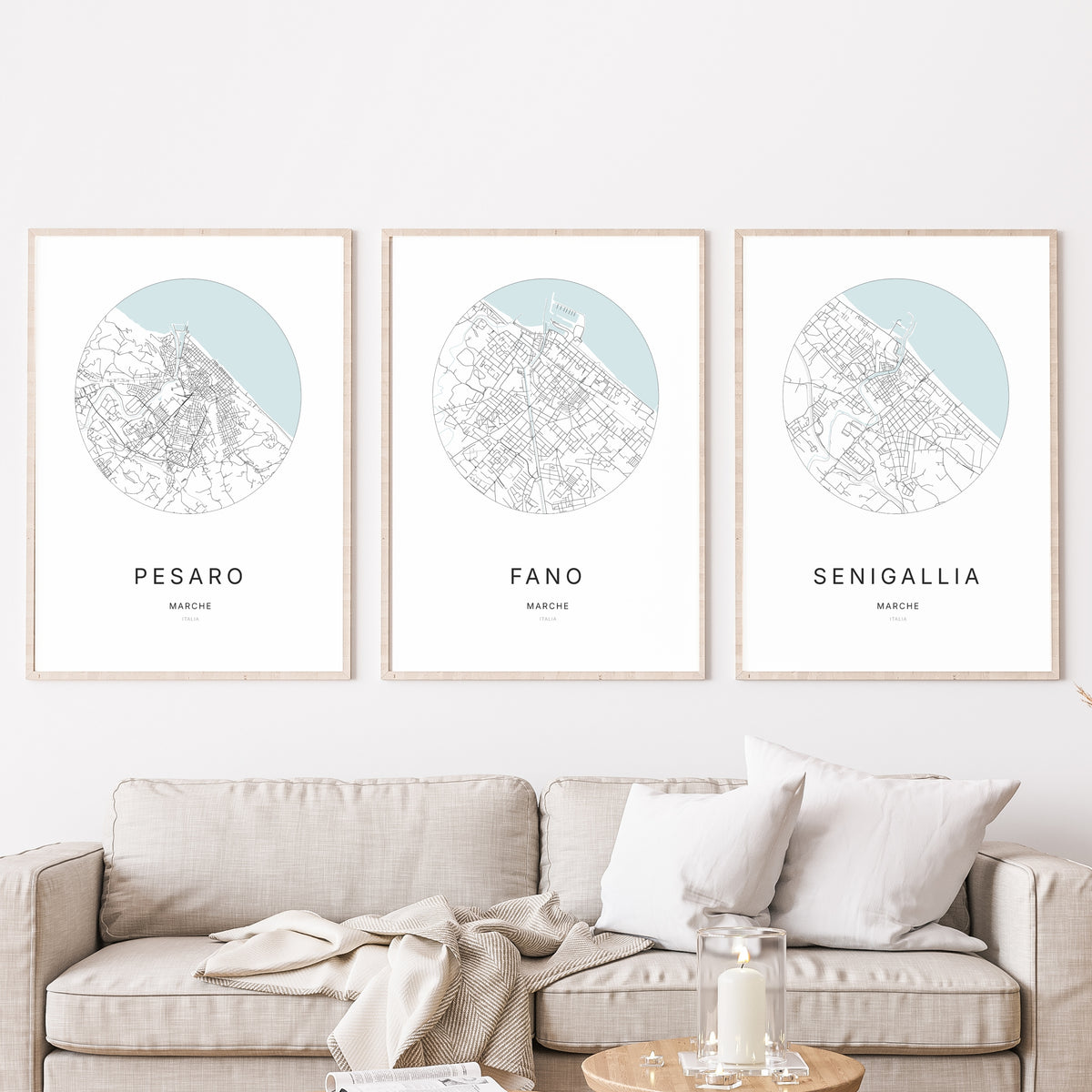 Trio d’affiches de Pesaro, Fano et Senigallia dans un salon.