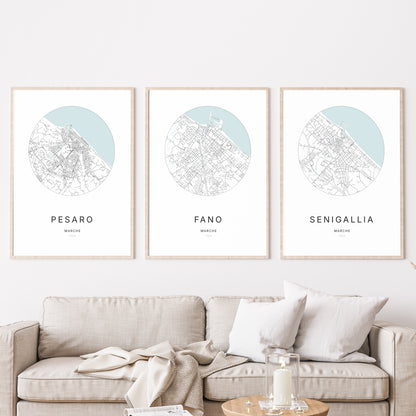 Trio d’affiches de Pesaro, Fano et Senigallia dans un salon.
