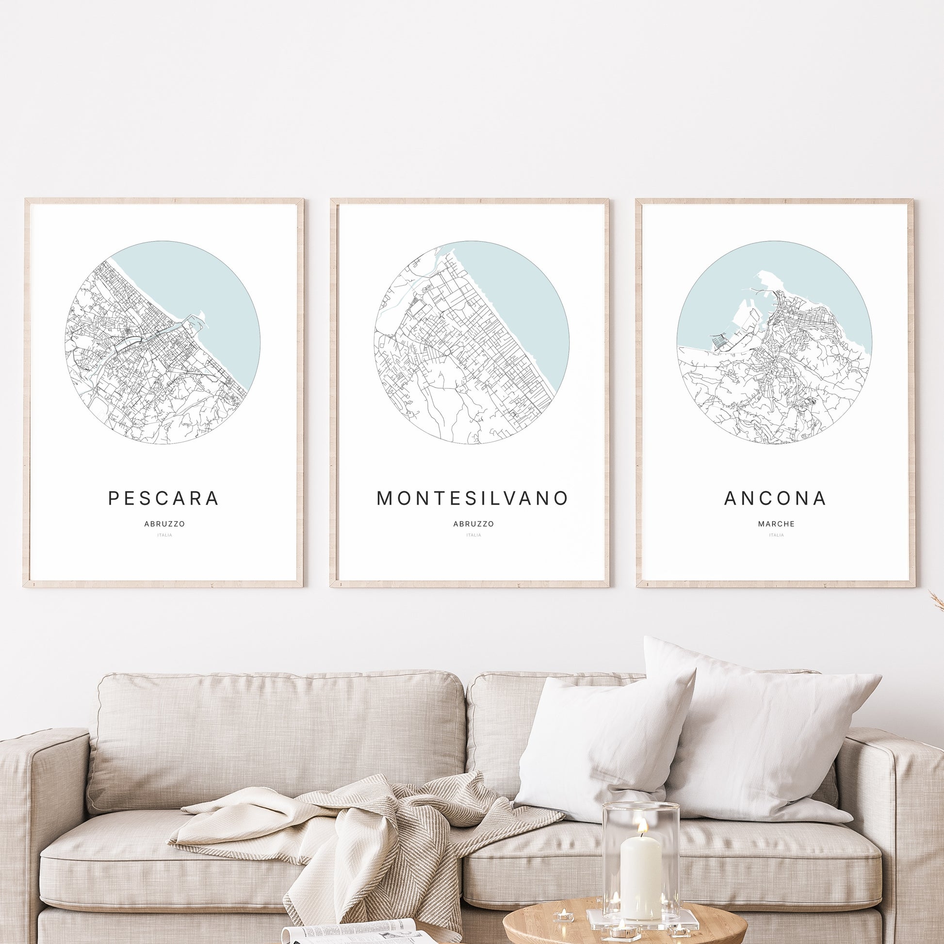 Trio d'affiches de Montesilvano, Pescara et Ancona dans un salon.
