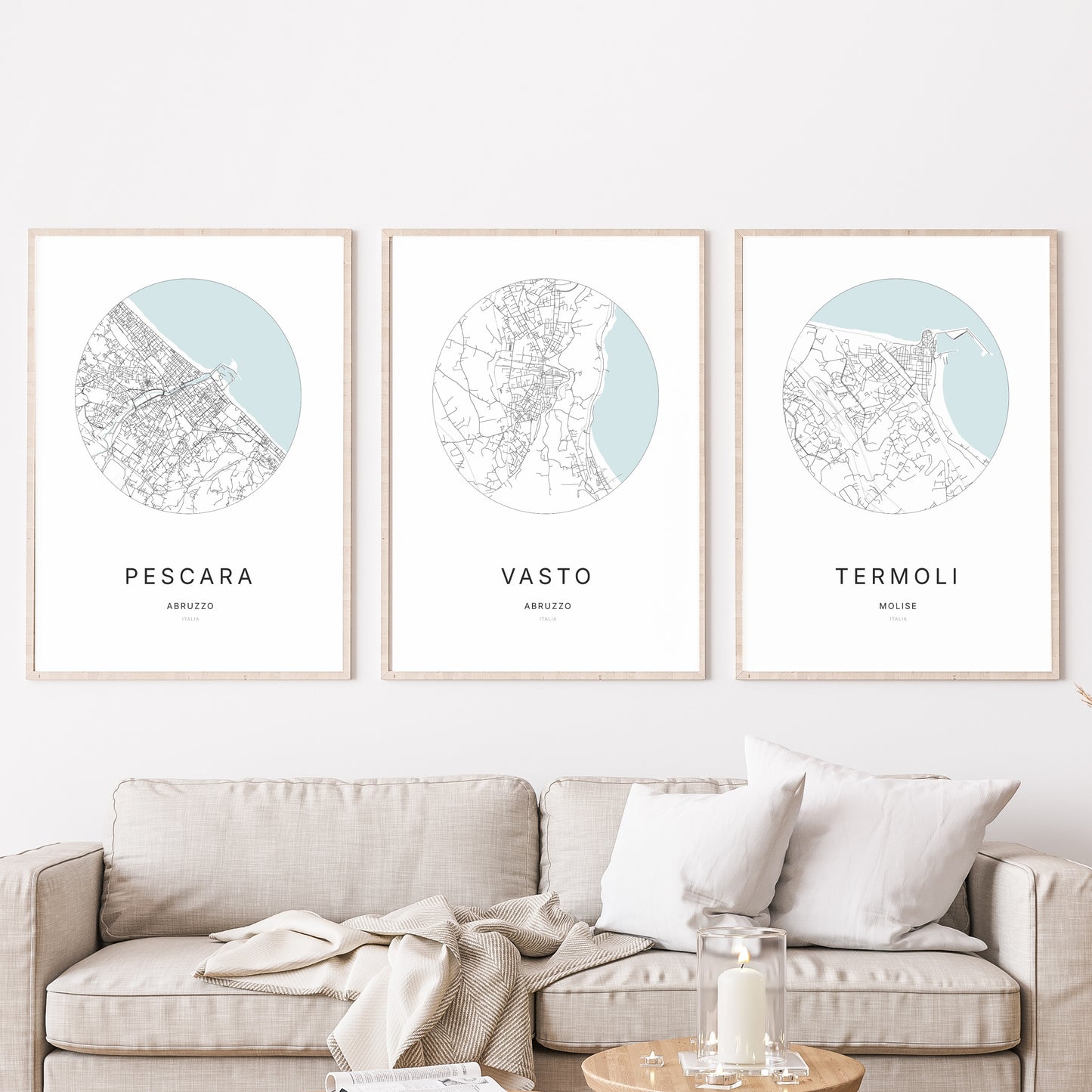 Trio d'affiches de Vasto, Pescara et Termoli dans un salon.
