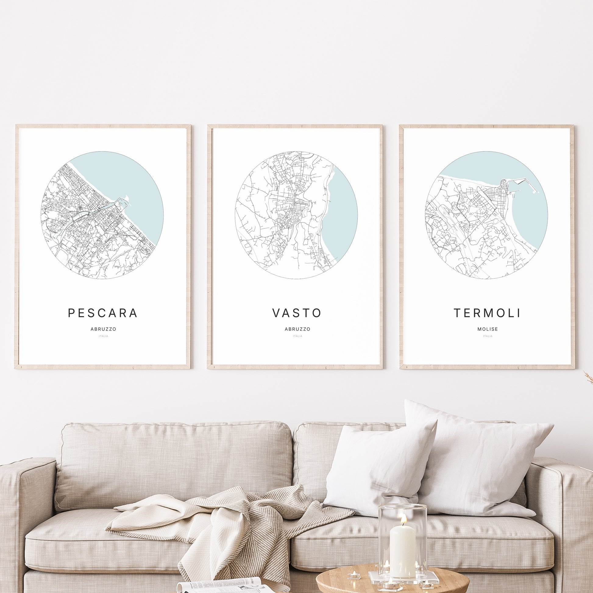 Trio d'affiches de Vasto, Pescara et Termoli dans un salon.