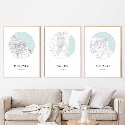 Trio d'affiches de Vasto, Pescara et Termoli dans un salon.