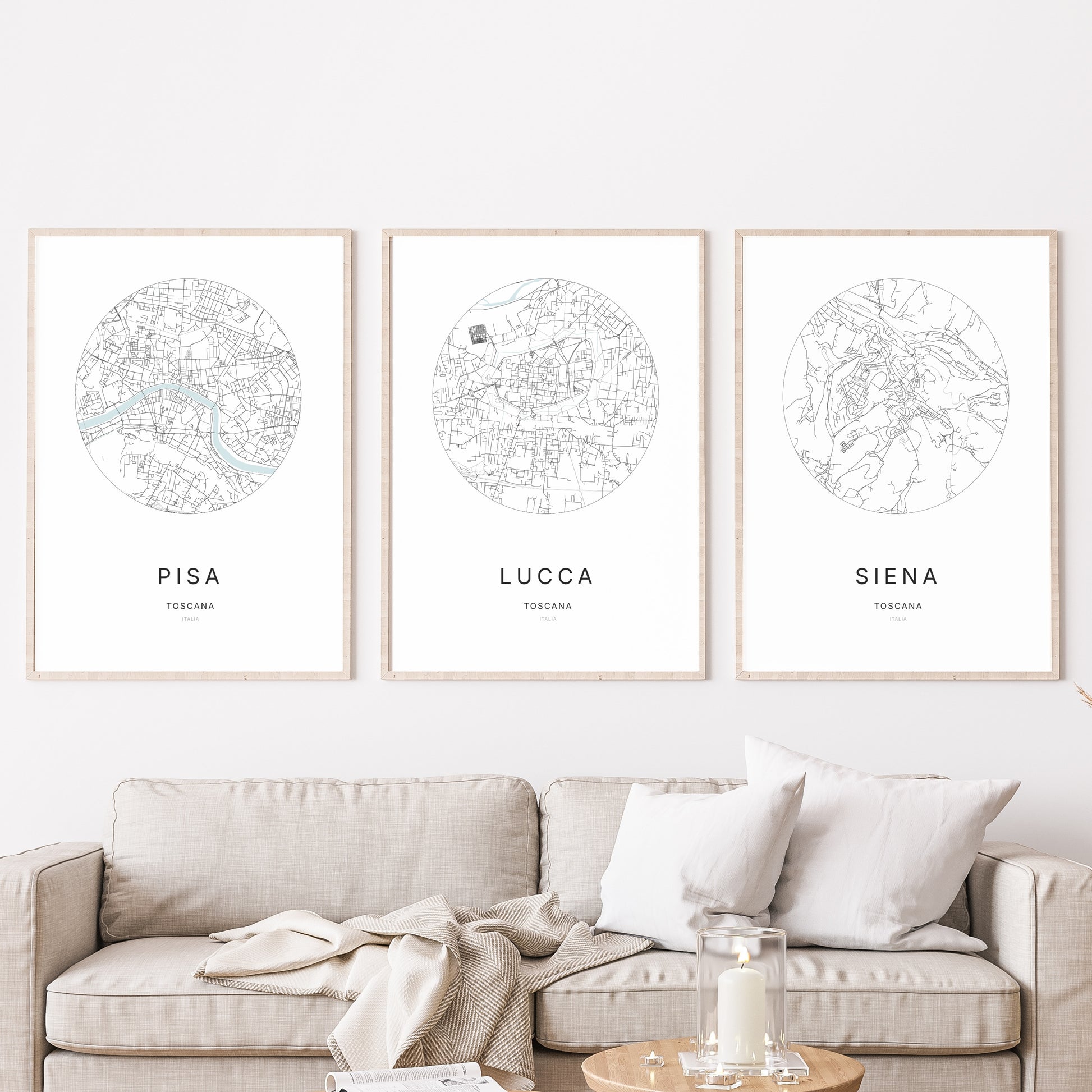 Trio d'affiches de Lucca, Pisa et Siena dans un salon.