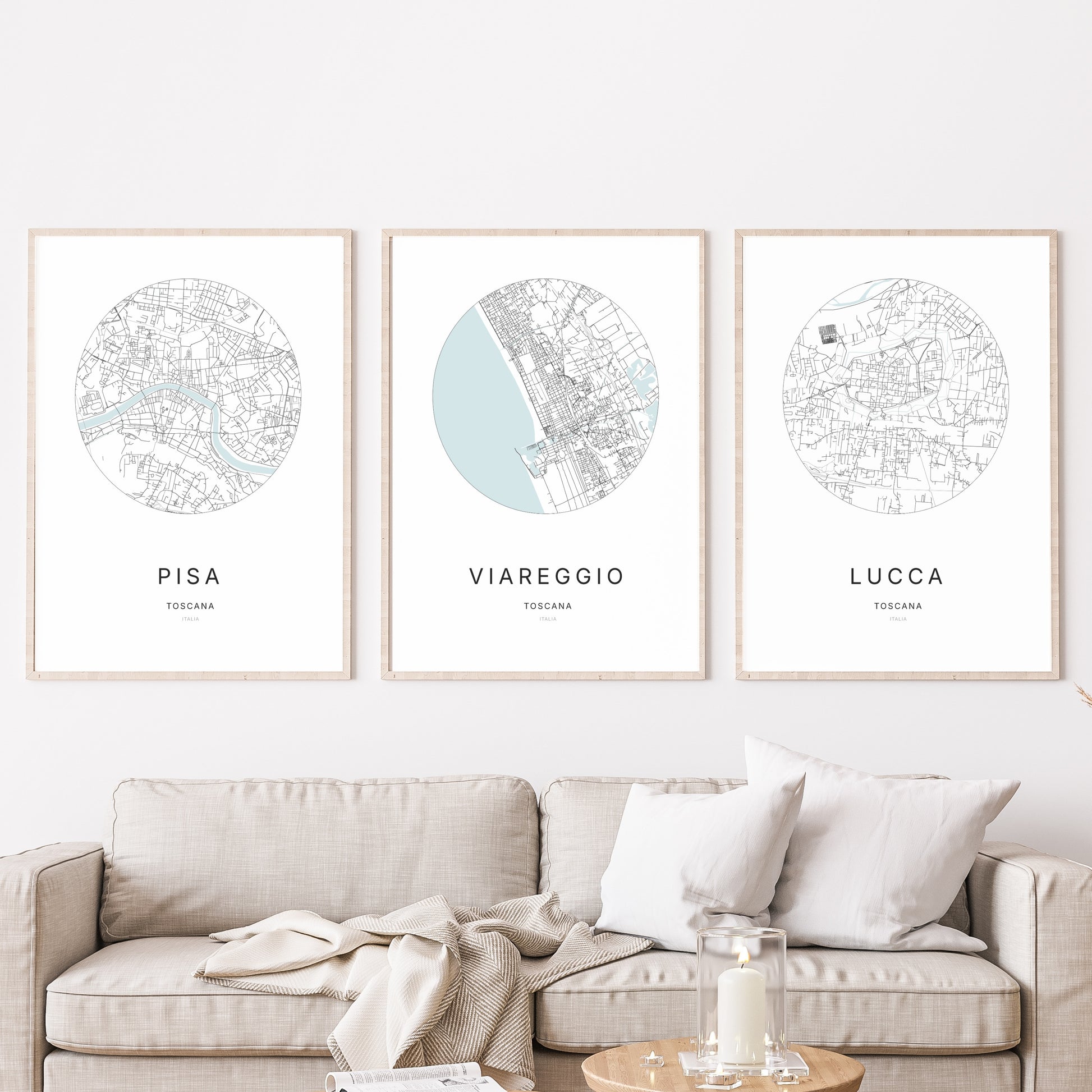 Trio d'affiches de Viareggio, Pisa et Lucca dans un salon.