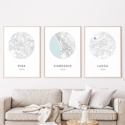 Trio d'affiches de Viareggio, Pisa et Lucca dans un salon.