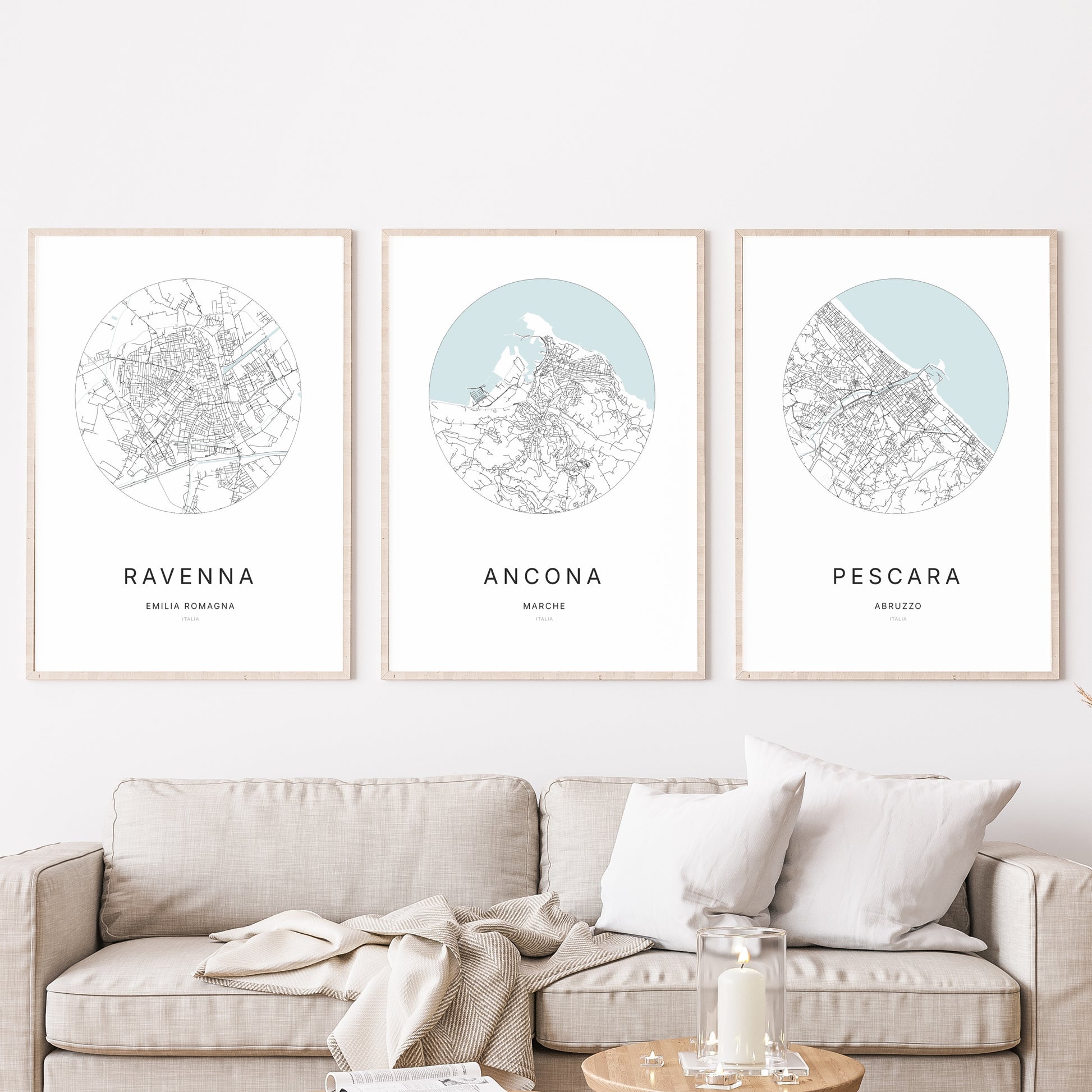 Trio di poster di Ancona, Ravenna e Pescara in un soggiorno.