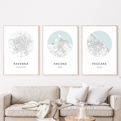 Trio di poster di Ancona, Ravenna e Pescara in un soggiorno.