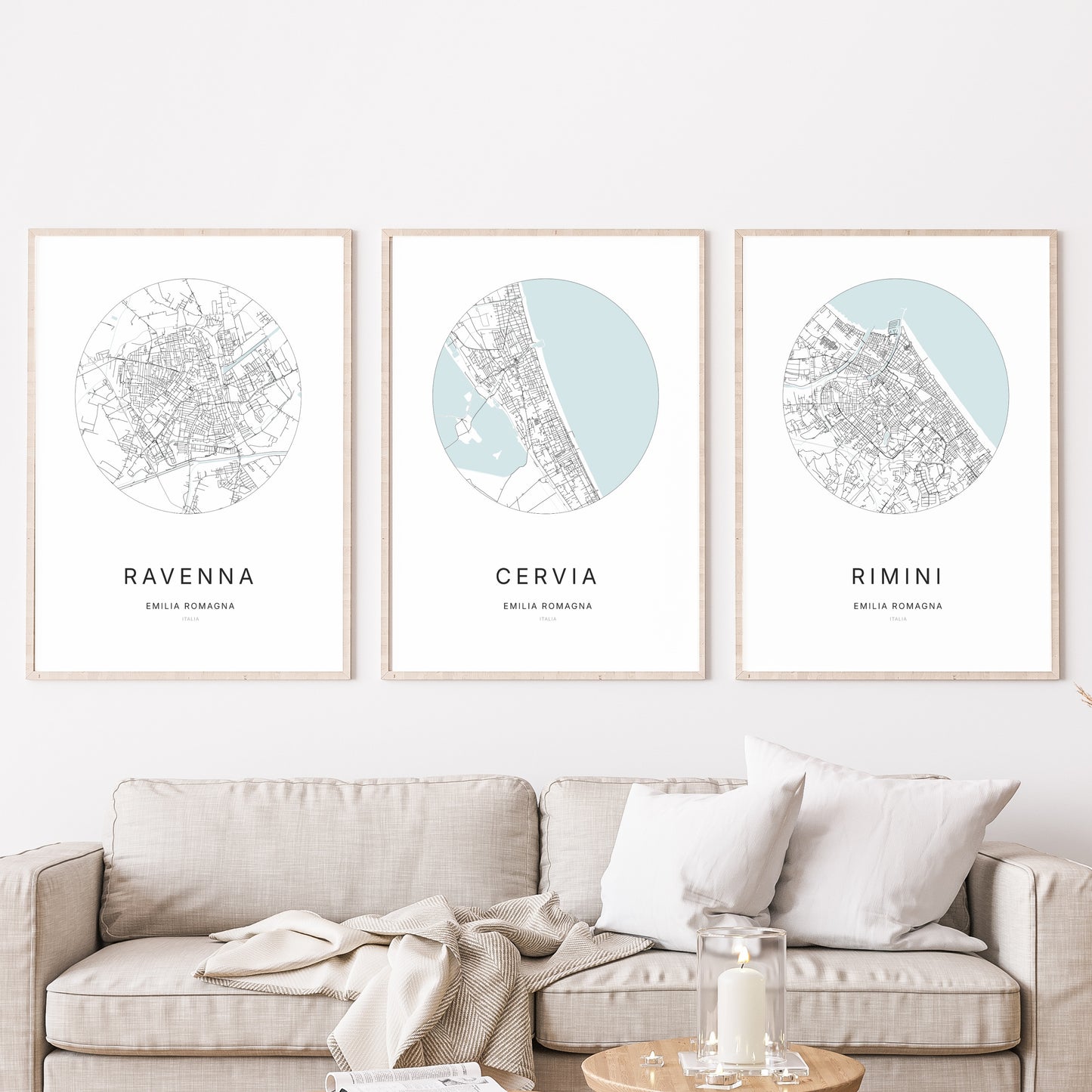 Trio d'affiches de Cervia, Ravenna et Rimini dans un salon.