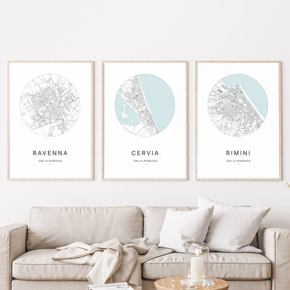 Trio d'affiches de Cervia, Ravenna et Rimini dans un salon.