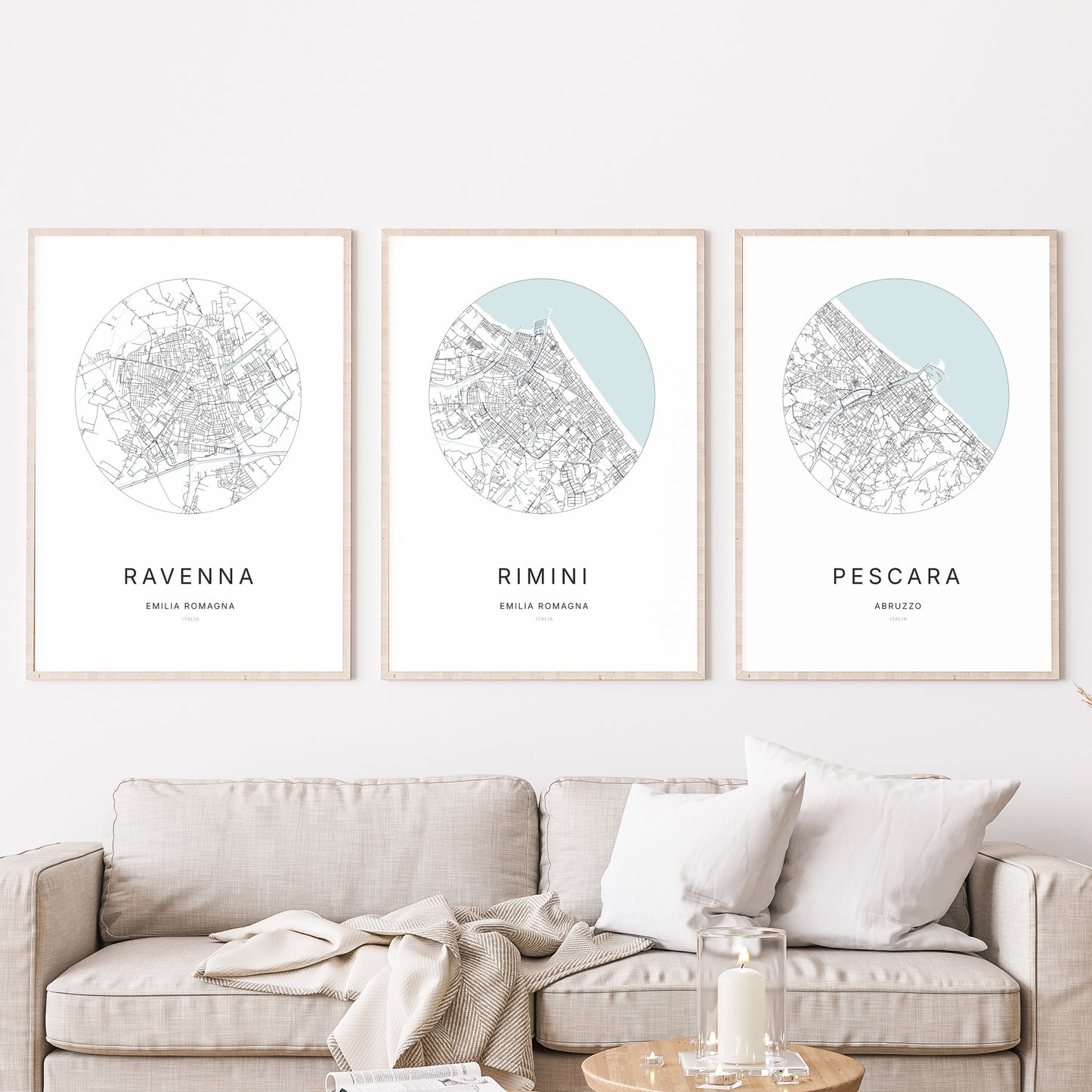Trio di poster di Rimini, Ravenna e Pescara in un soggiorno.