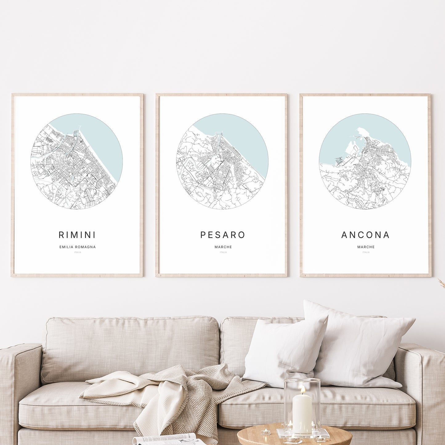Trio d'affiches de Pesaro, Rimini et Ancona dans un salon.